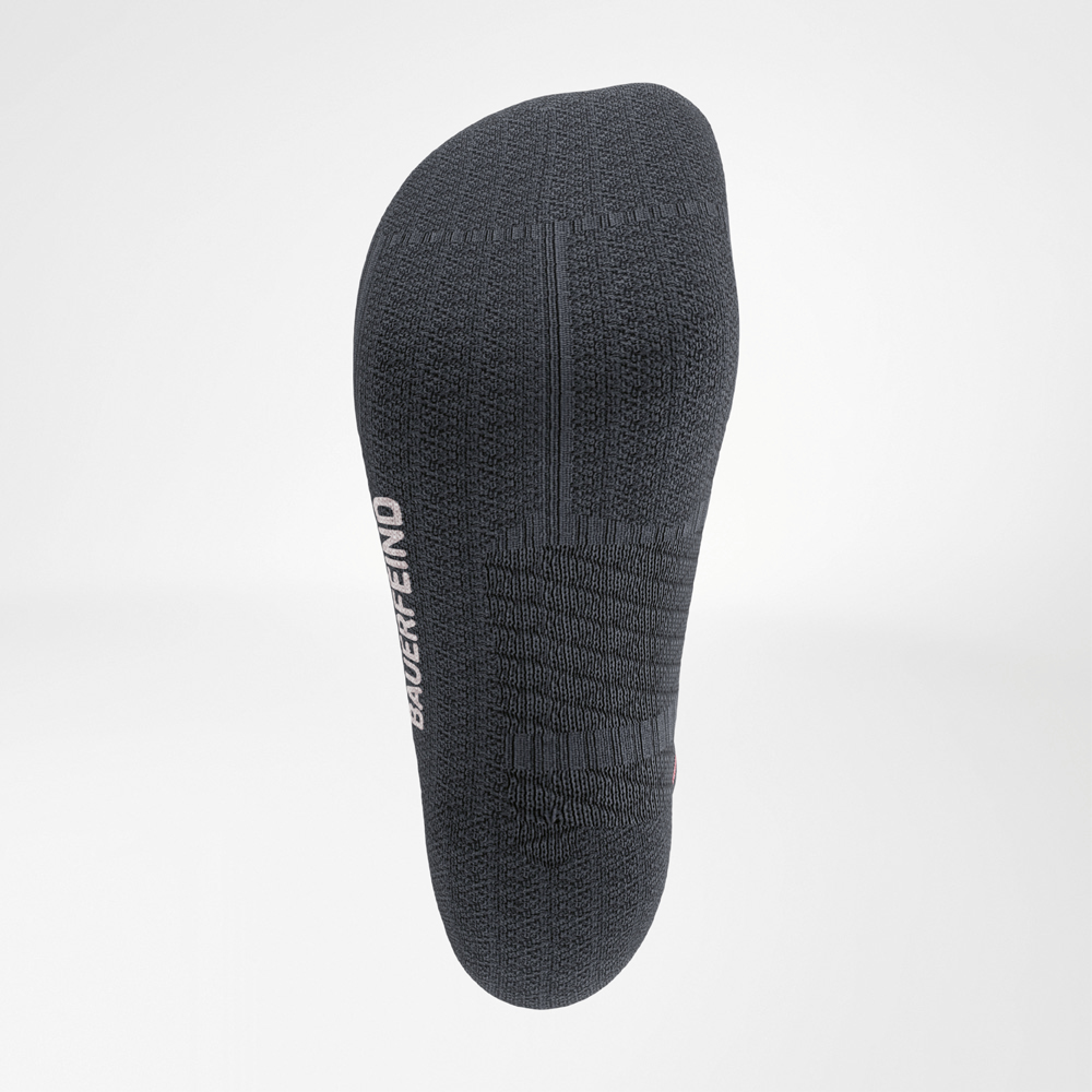 Detailaufnahme der Run Performance Midcut Socks in Schwarz mit grünen Akzenten. Die Aufnahme zeigt den Sohlenbereich der Socke mit klar erkennbarer Struktur, die für Halt und Komfort beim Laufen sorgt.