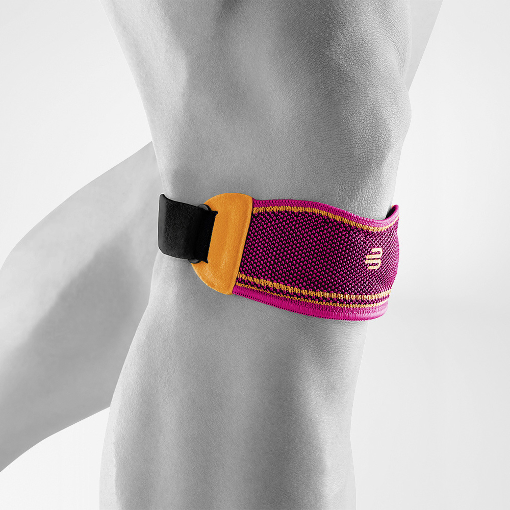 Knee Strap pink Vorderansicht schräg Komplettansicht des pinken Patellabandes für das Knie am stilisierten grauen Körper
