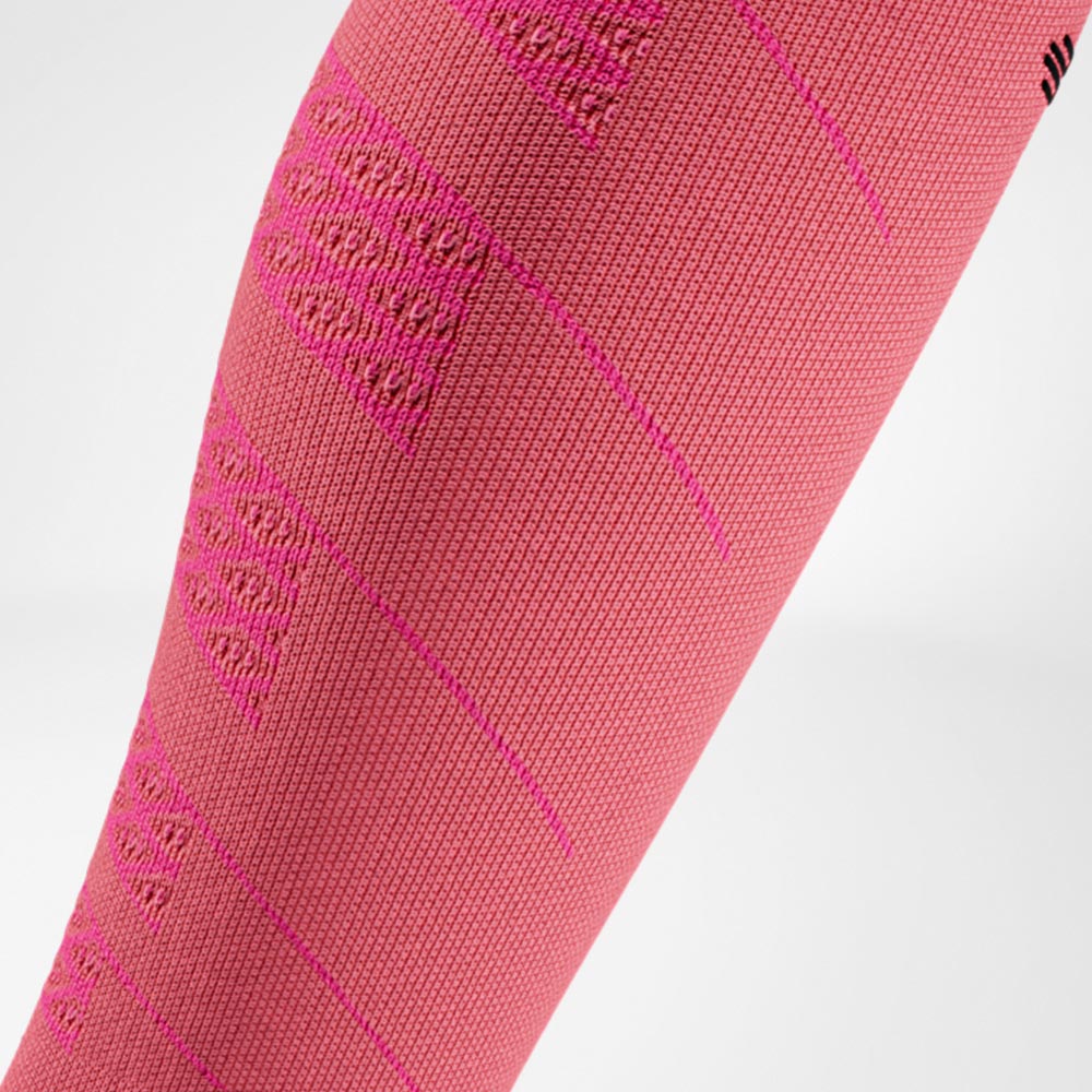 Detailaufnahme eines pinkfarbenen Compression Sleeves für Läuferinnen und Läufer. Die strukturierte Strickzone ist klar erkennbar und sorgt für gezielte Kompression und Unterstützung der Wadenmuskulatur.