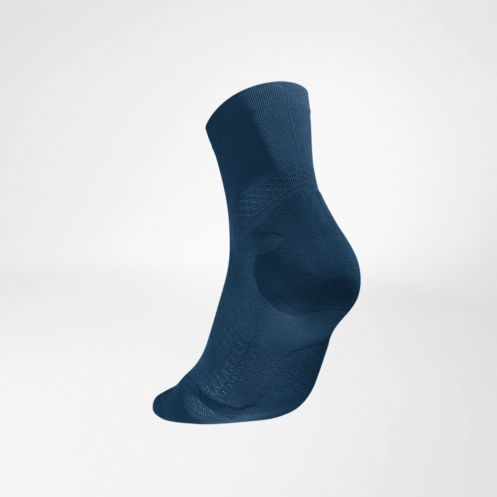 Mittellange Sportsocken ultraleicht navy Hinteransicht schräg Seitliche Rückansicht der dukelblauen mittellangen luftig gestrickten Laufsocken