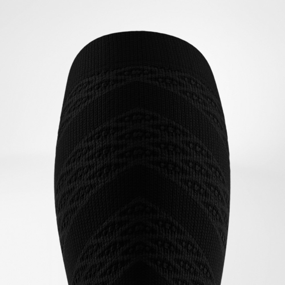 Detailansicht der Rückseite einer schwarzen Laufsocke mit eingearbeiteten 3D-Dots für gezielte Stimulation und verbesserte Muskelaktivierung.