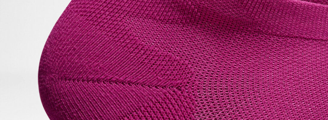 Kurze Sportsocken ultraleicht berry Detailaufnahme Detailansicht des Fersenschutzbereiches der kurzen leichten Laufsocke