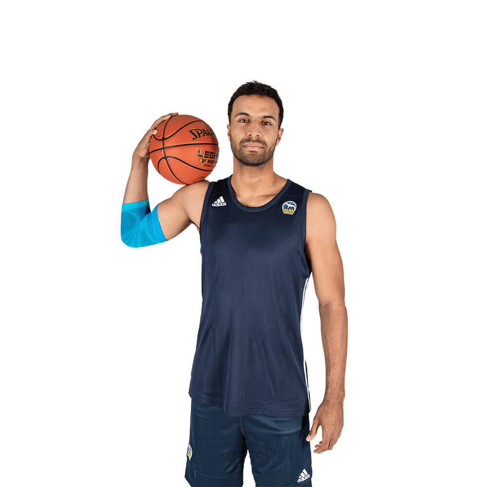 Mann mit Basktetball trägt einen Sportsleeve für den Ellenbogen