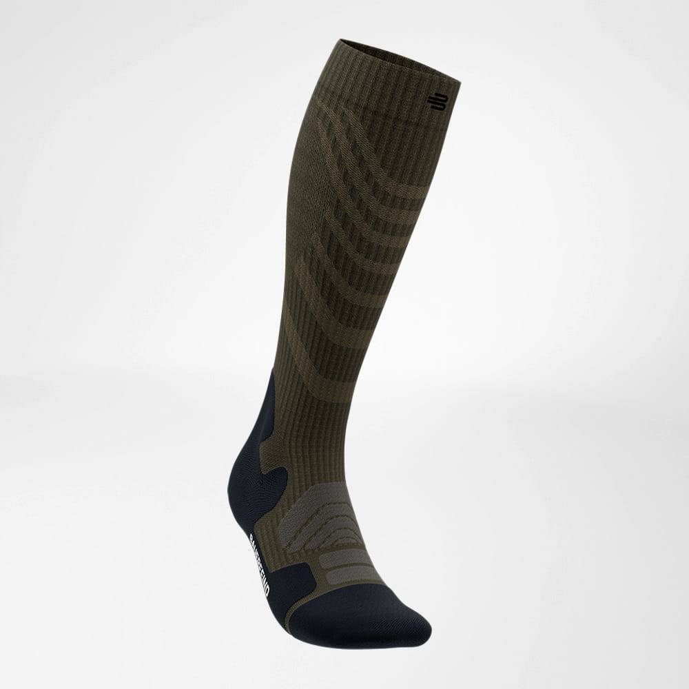 Merino-Wandersocken dunkelgrün Vorderansicht schräg Seitliche Vorderansicht der Merino-Wandersocken in dunkelgrün