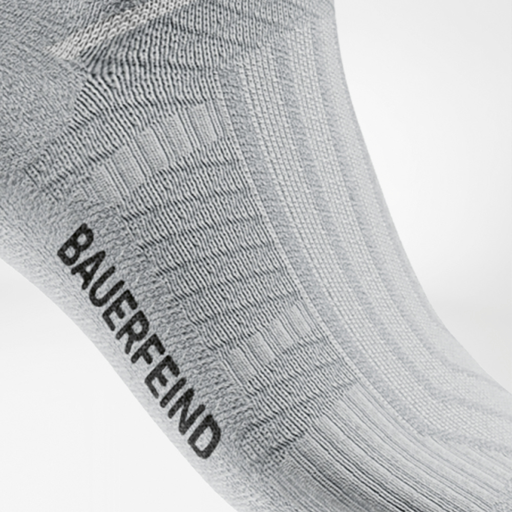 Nahaufnahme des Spannbereichs der weißen Run Performance Socks, mit sichtbaren Funktionszonen und elastischer Struktur für optimalen Sitz.