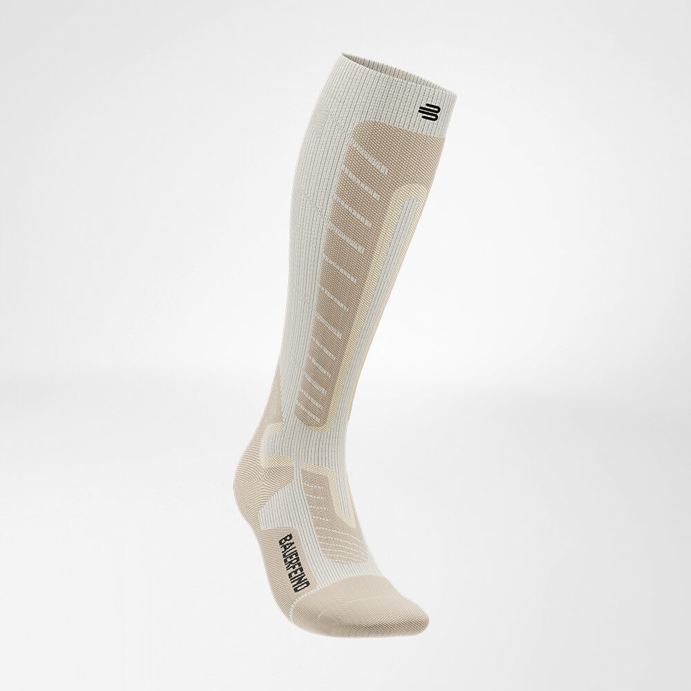 Skisocke Abfahrt mit Merinowolle beige seitliche Vorderansicht Seitliche Vorderansicht des beigen  Sportsocken für Ski Alpine mit Merinowolle