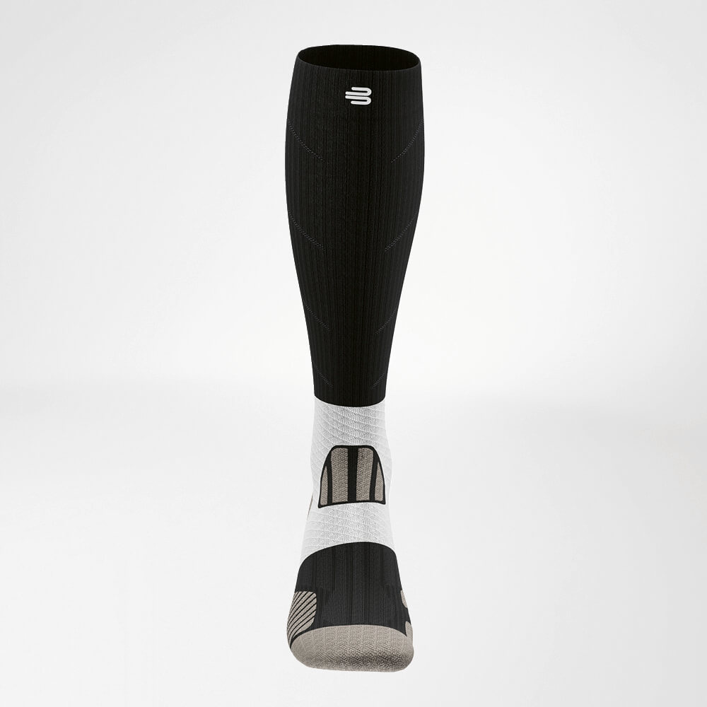Vorderansicht der schwarz-weissen Trailrun - Laufsocken