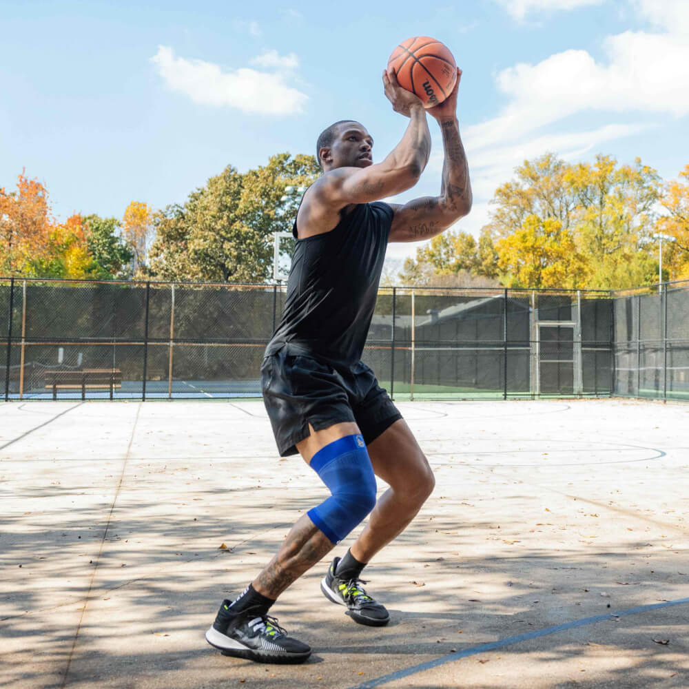 Knee Sleeve NBA beim Basketball Wurf Basektballspieler trägt einen NBA Knee Sleeve Mavericks