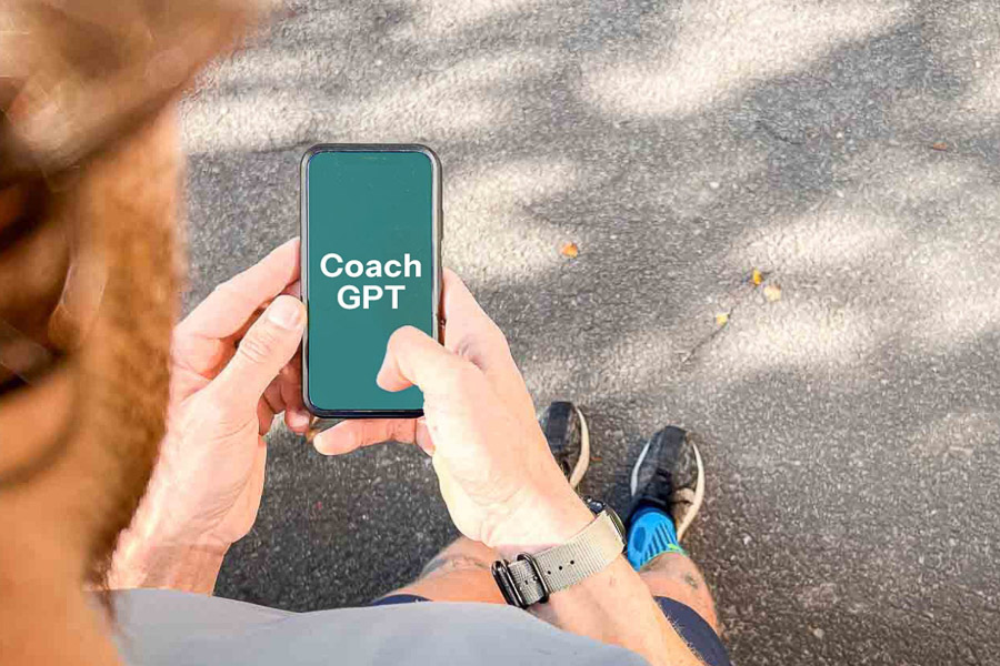 Lauftraining mit Coach GPT – Digitale Unterstützung durch KI für dein Lauftraining. Ein Läufer hält ein Smartphone in der Hand, auf dem „Coach GPT“ angezeigt wird. Die Szene zeigt die Nutzung von KI-Technologie zur Unterstützung beim Lauftraining.