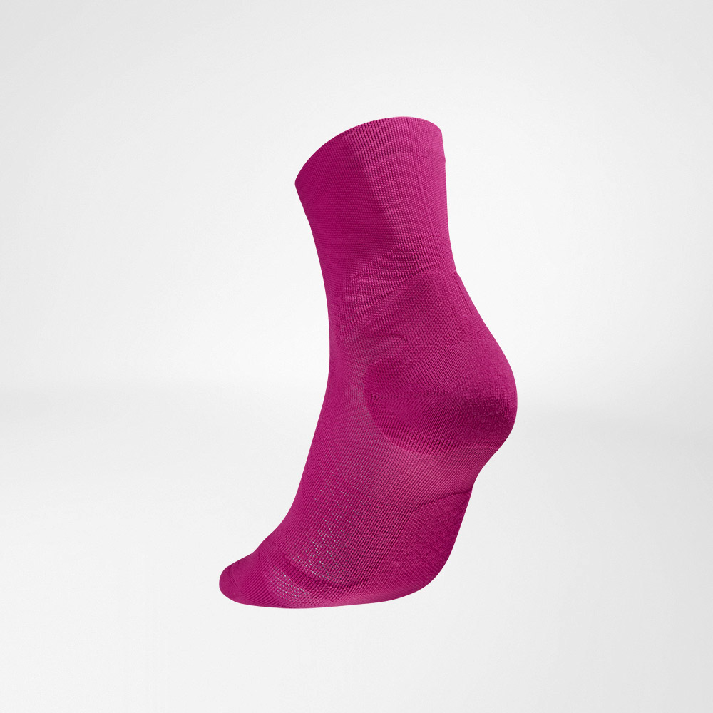 Mittellange Sportsocken ultraleicht berry Hinteransicht schräg Seitliche Rückansicht der pinken mittellangen luftig gestrickten Laufsocken