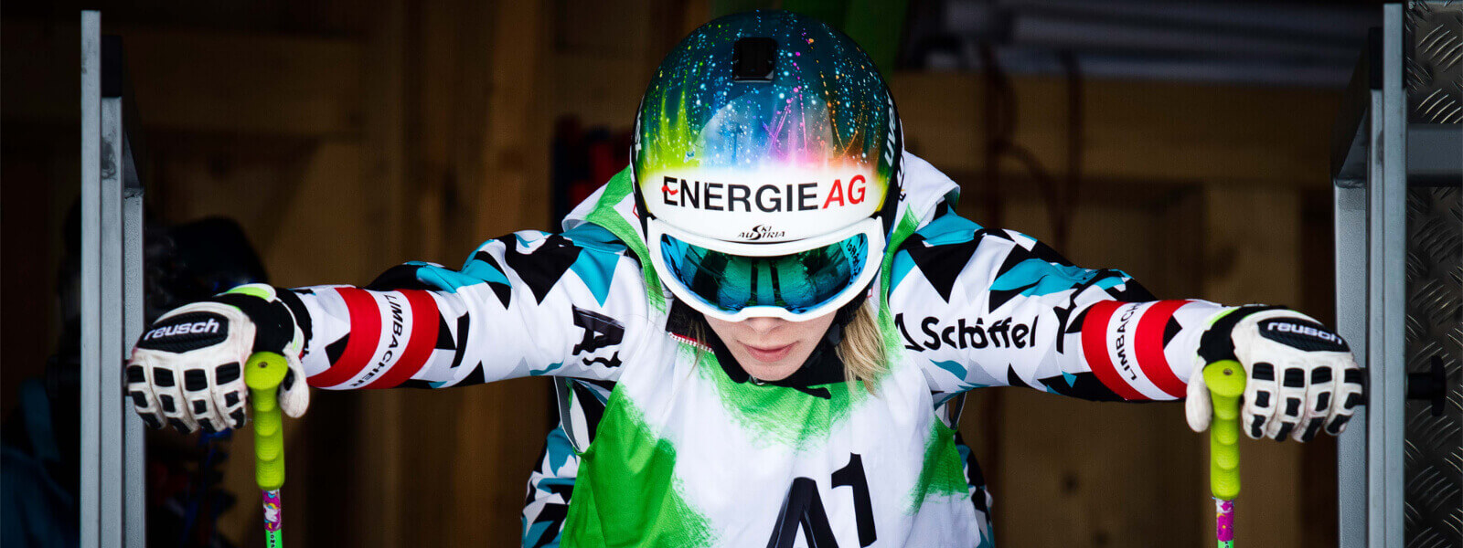 Die österreichische Skirennläuferin Andrea Limbacher im Starthaus beim Ski Cross blickt konzentriert