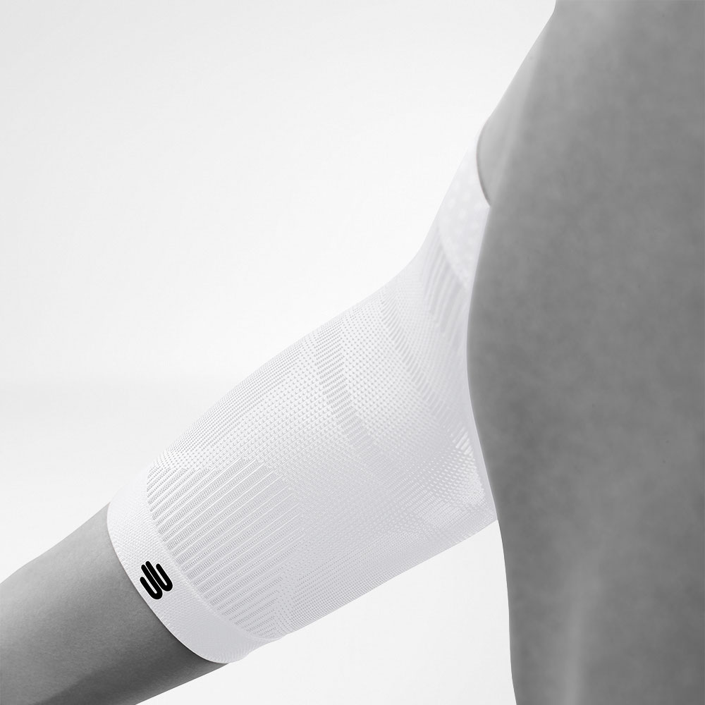 Ellenbogensleeve weiß Detailansicht am Arm Detailansicht des weißen Sportsleeves für den Ellenbogen