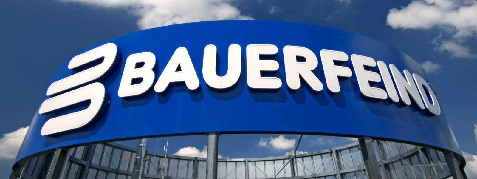 Bauerfeind Logo Bauerfeind Schriftzug auf der Firmenzentrale in Zeulenroda