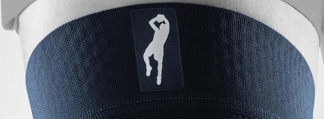 Knee Sleeve Dirk Nowitzki Detailaufnahme Detailansicht auf den Dirk Nowitziki Knee Sleeves mit Fokus Logo