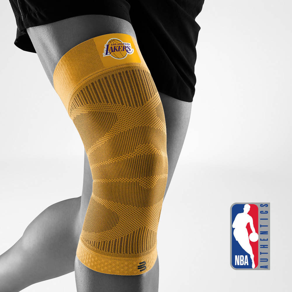 Knee Sleeve NBA Lakers Vorderansicht schräg Komplettansicht Knee Sleeve NBA LA Lakers am stilisierten grauen Körper