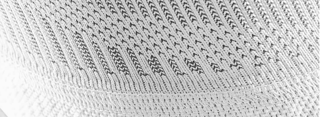 Knee Sleeve Detailaufnahme Detailansicht eines weißen Knee Sleeves mit Fokus auf das Gestrickmuster
