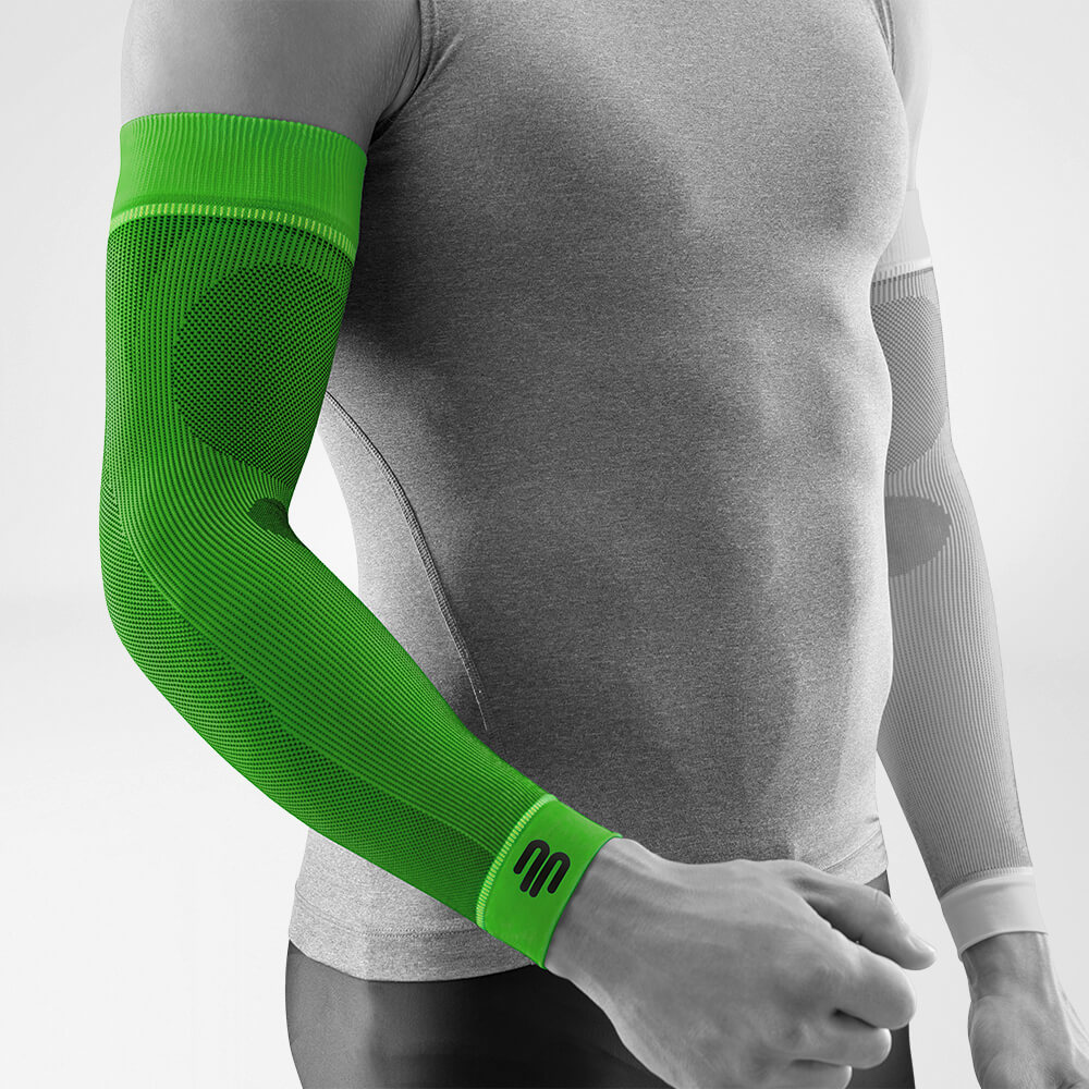 Komplettansicht des grünen Kompressions-Sleeves für den Arm am stilisierten grauen Körper
