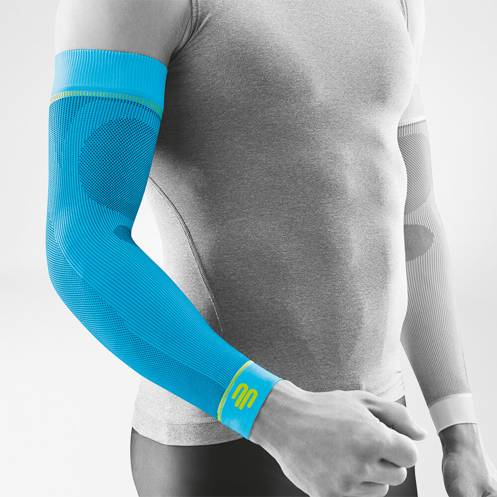Arm Sleeve rivera Vorderansicht schräg Komplettansicht des rivera farbenen Kompressions-Sleeves für den Arm am stilisierten grauen Körper
