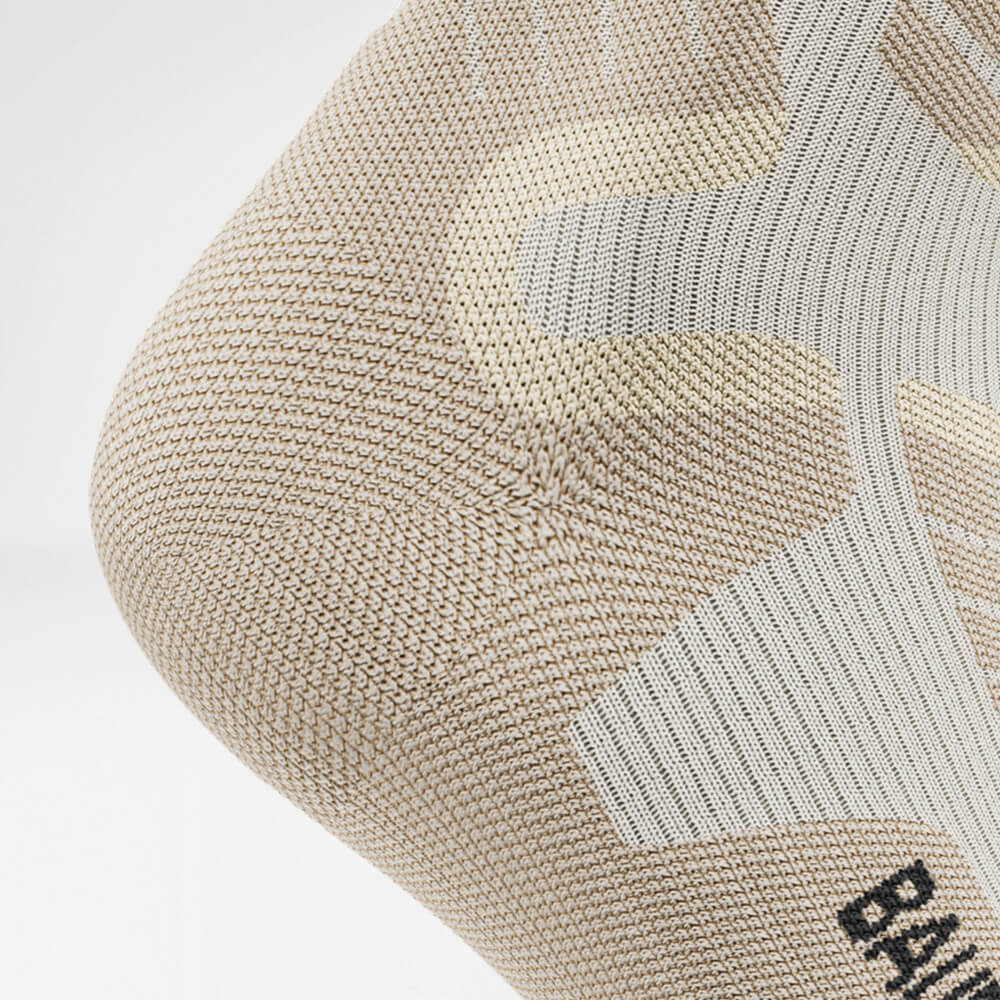 Skisocke Abfahrt mit Merinowolle beige Detail Heel Protection Detailansicht auf Heel Protection Zone des beigen Sportsocken zum Skifahren mit Merinowolle