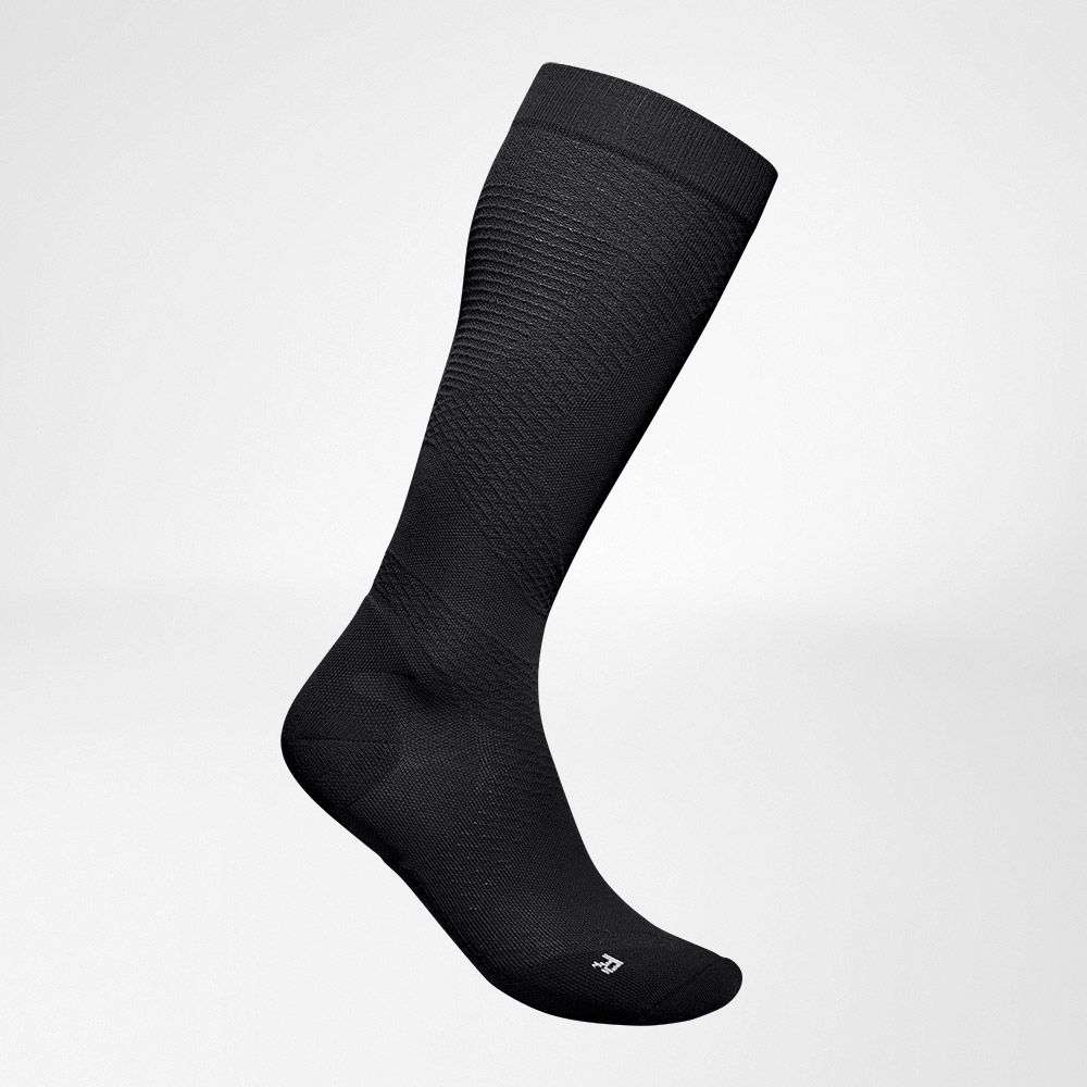 Kompressionssocken Sport ultraleicht schwarz Seitenansicht Seitliche Komplettansicht des schwarzen	 luftig gestrickten Kompressionsstsocksfes zum Laufen