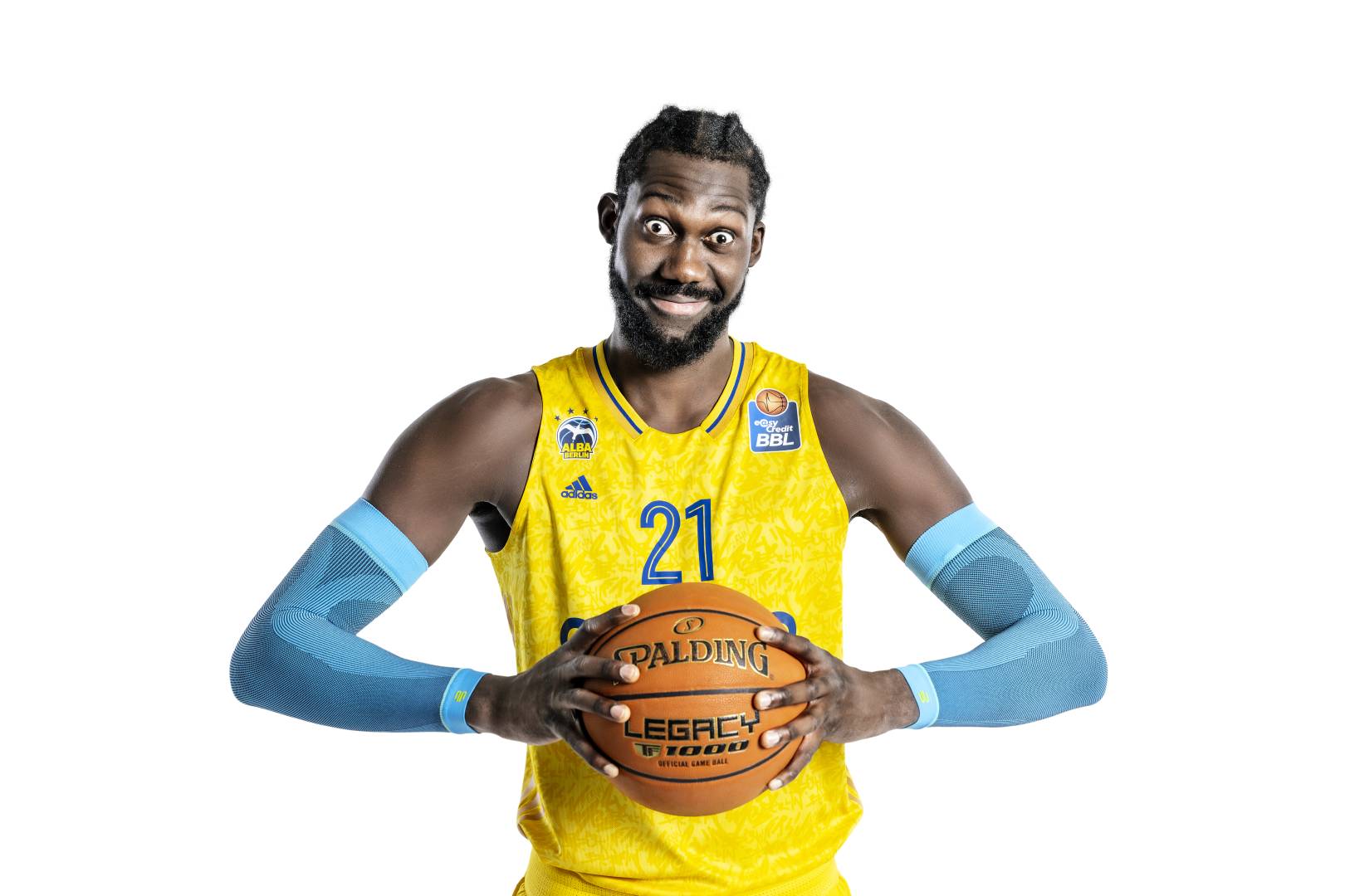 Alba Berlin Spieler hält Basketball zwischen seinen Händen und trägt einen Arm Sleeve