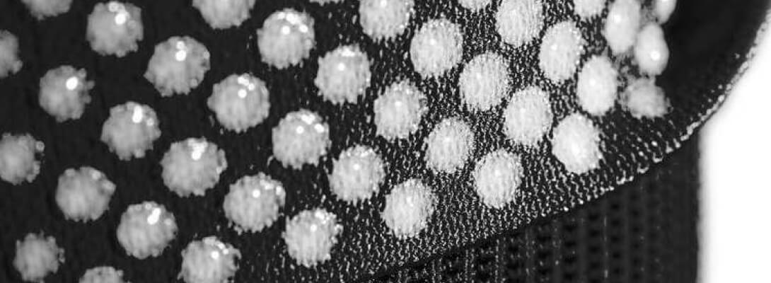 Knee Sleeve NBA Detail Grip Technology Zoom Zoom auf einen schwarzen NBA Knee Sleeves mit umgeklappten oberen Teil und Sicht auf die Silikonhaftnoppen