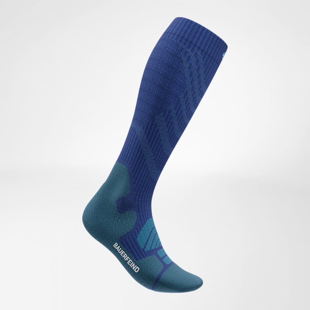 Merino-Wandersocken dunkelblau Seitenansicht Seitenansicht der Merino-Wandersocken in dunkelblau