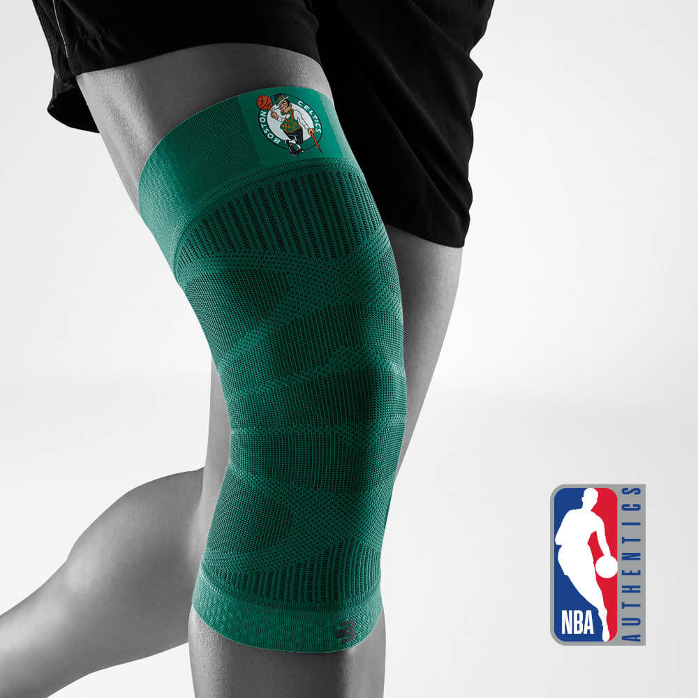 Knee Sleeve NBA Celtics Vorderansicht schräg Komplettansicht Knee Sleeve NBA Boston Celtics am stilisierten grauen Körper