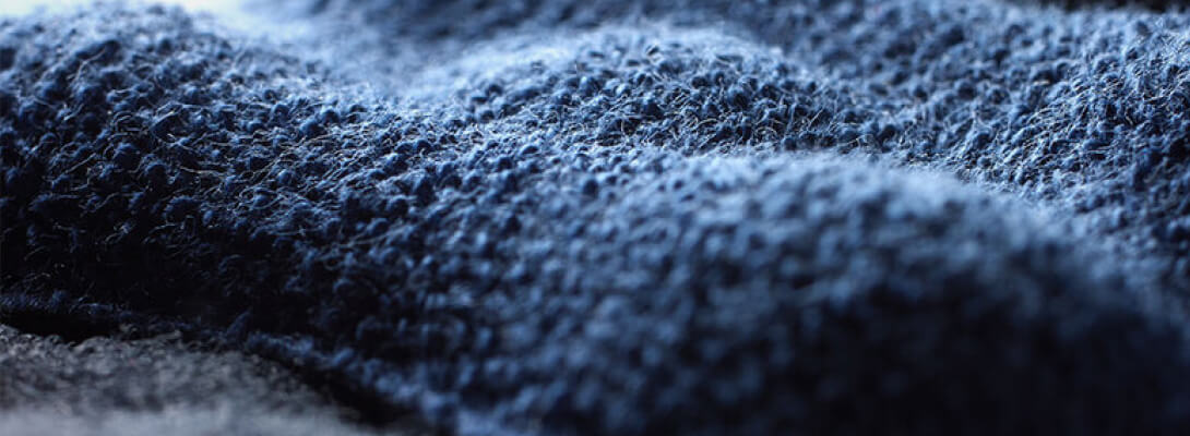 Ellenbogenbandage Detail Gestrick Detailaufnahme der von weichem Material überspannten Pelotte auf der Innenseite des Sports Elbow Strap