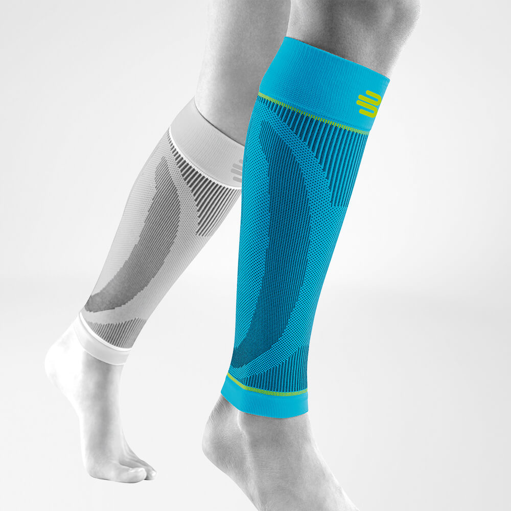 Waden Sleeves rivera Vorderseite schräg Komplettansicht der rivera farbenen Unterschenkel Sport Sleeves am stilisierten grauen Bein