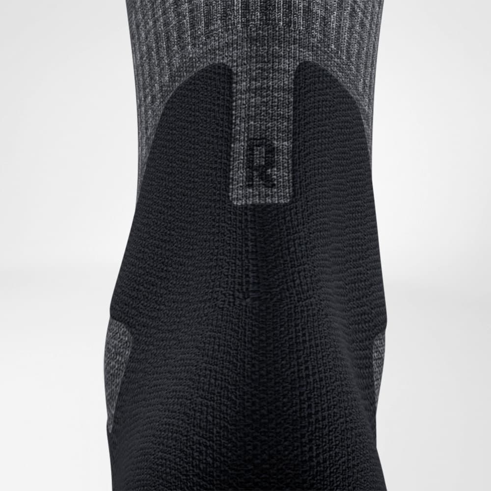 Mittellange Merino-Wandersocken dunkelgrau Detail Achilles Comfort Detailaufnahme der Achilles Comfort Zone der dunkelgrauem mittellangen Merino - Wandersocken