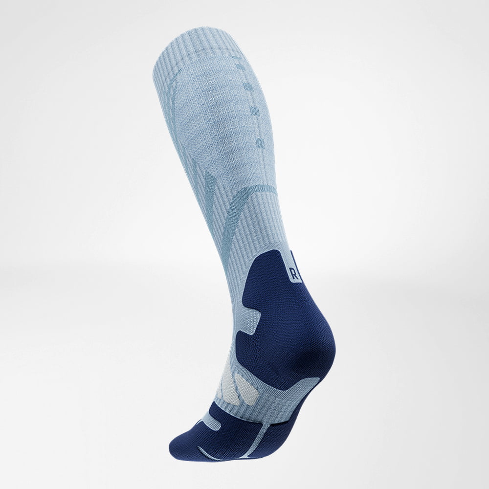 Merino-Wandersocken hellblau Hinteransicht schräg Seitliche Rückansicht der Merino-Wandersocken in hellblau