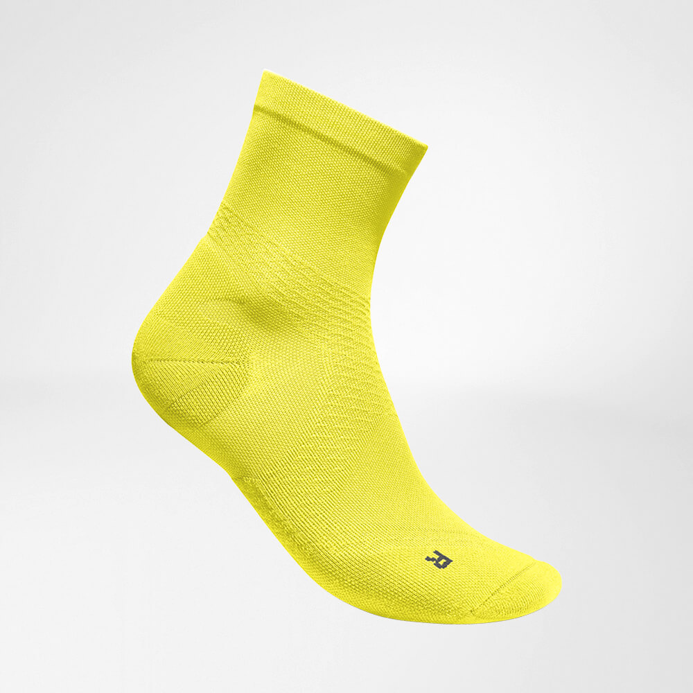 Mittellange Sportsocken ultraleicht lemonyellow Seitenansicht Seitliche Komplettansicht der gelben mittellangen luftig gestrickten Laufsocken