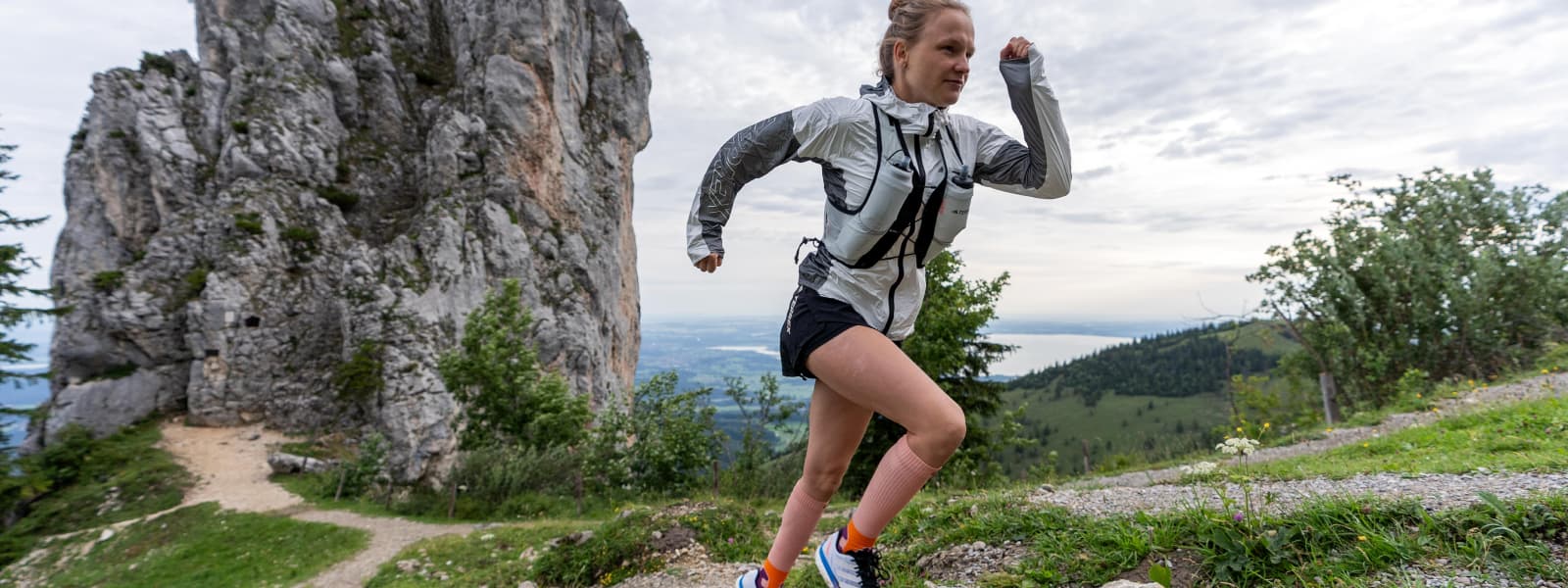 Trail Run Socks Peach in Aktion Hahner Zwilling läuft einen Berg hoch und trägt dabei die Trail Run Socks in der Farbe Peach