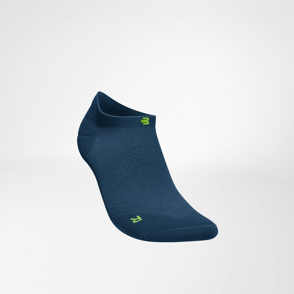 Kurze Sportsocken ultraleicht navy Vorderansicht schräg Seitliche Vorderansicht der dunkelblauen kurzen leichten Laufsocke