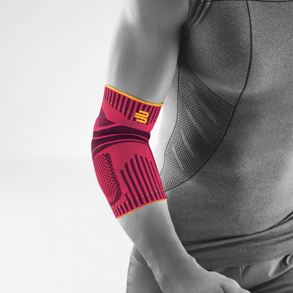 Ellenbogenbandage pink Vorderansicht schräg Komplettansicht der pinken Sportbandage für den Ellenbogen am stilisierten grauen Körper