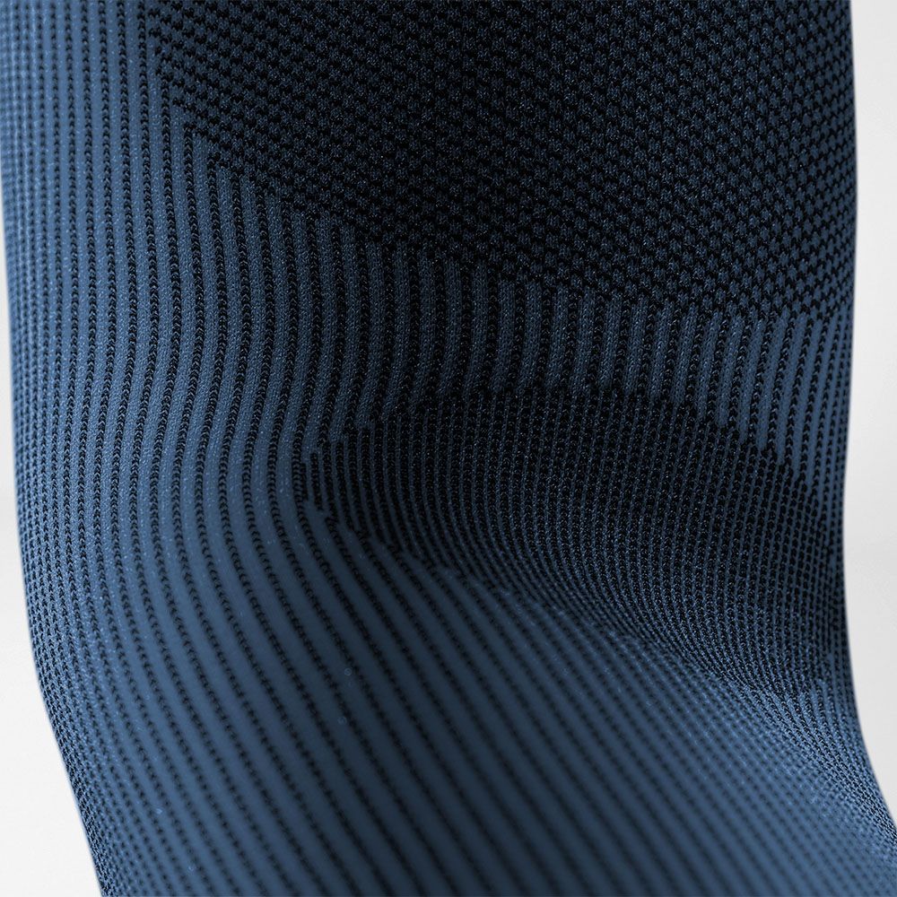 Detailansicht Ellenbogeninnenseite mit Gestrickverlauf des Basketball Kompressions-Sleeves für den Arm in dunkelblau