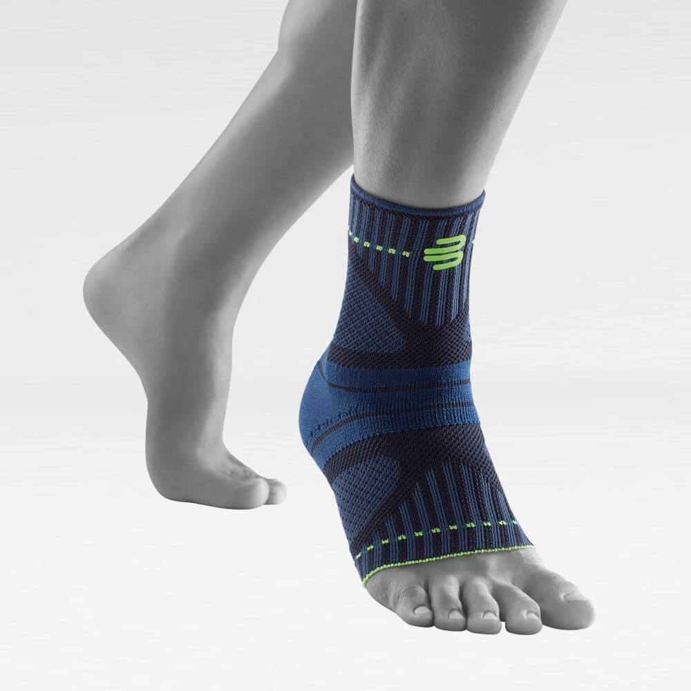 Sprunggelenkbandage schwarz Vorderansicht schräg Vordere Komplettansicht der schwarzen Ankle Support Dynamic am stilisierten grauen Bein