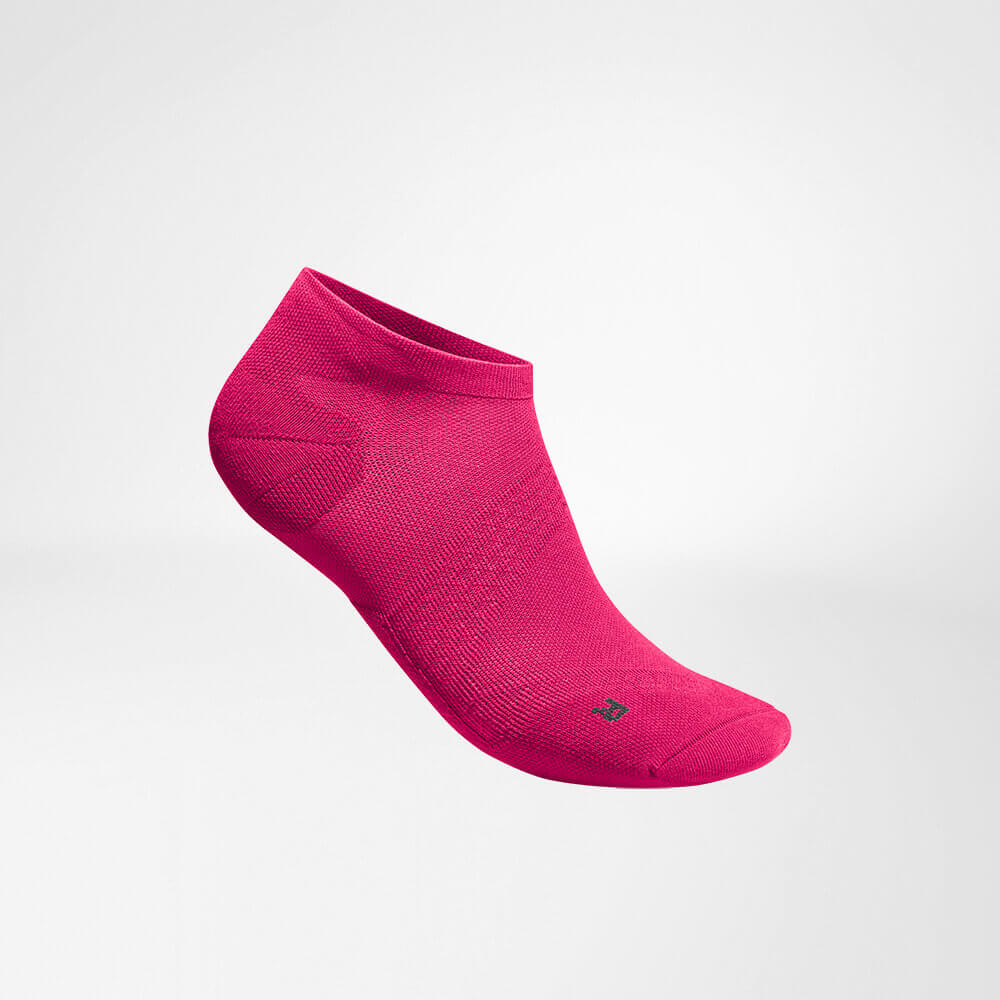 Kurze Sportsocken ultraleicht pink Seitenansicht Seitliche Komplettansicht der pinken kurzen leichten Laufsocke