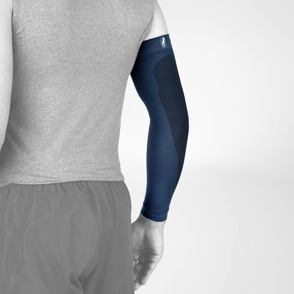 Hintere Seitenansicht Arm Sleeve Dirk Nowitzki Edition am stilisierten grauen Körper