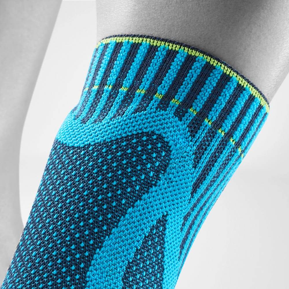 Achillessehnenbandage rivera Detail Achilles Pad Detailansicht auf die obere Rückseite der rivera farbenen Achillessehenbandage mit unterschiedlichen Gestrickmustern und die sich unter dem Gestrick wölbende Pelotte
