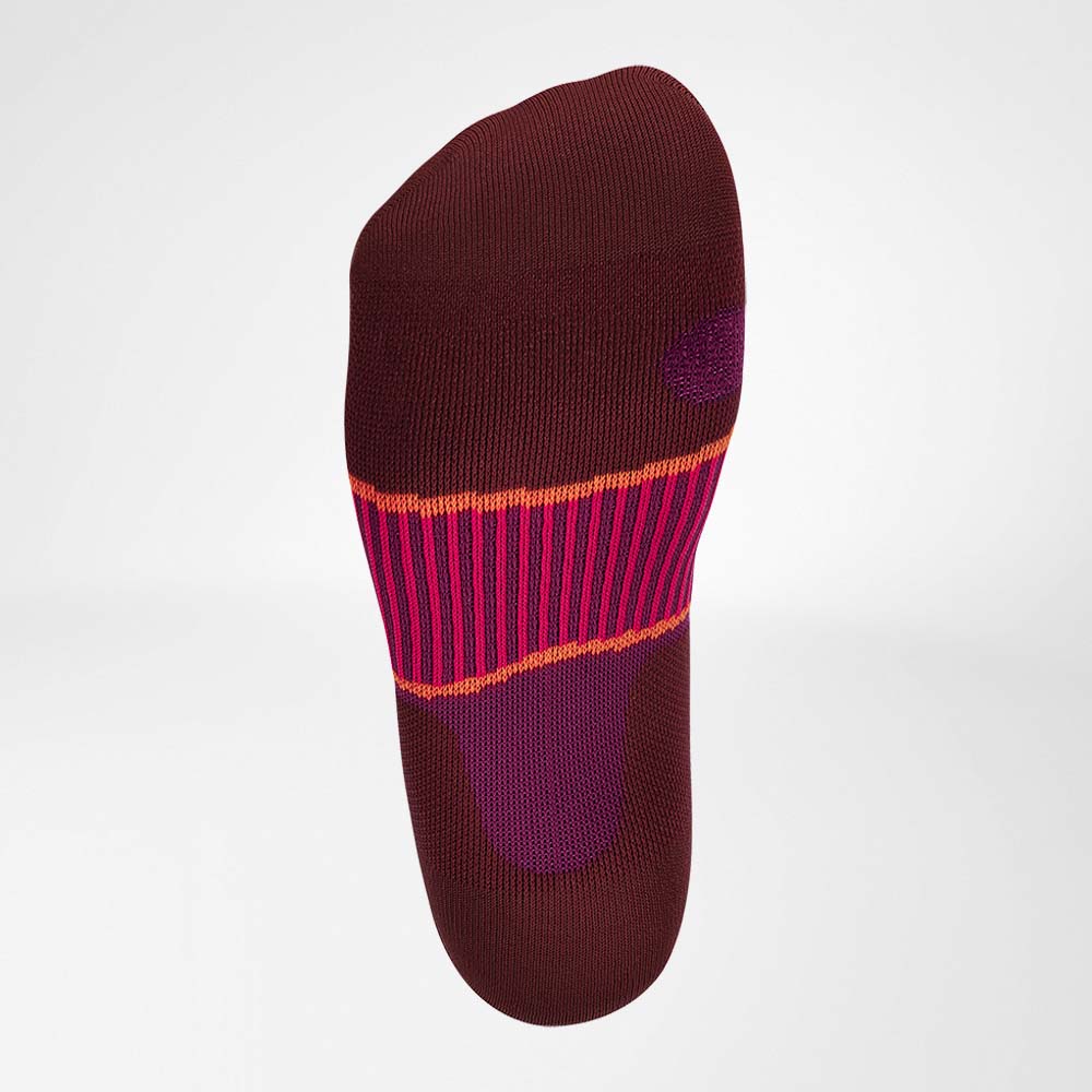 Detailansicht auf Relief Sole des pinken Sportsocken zum Skifahren von unten