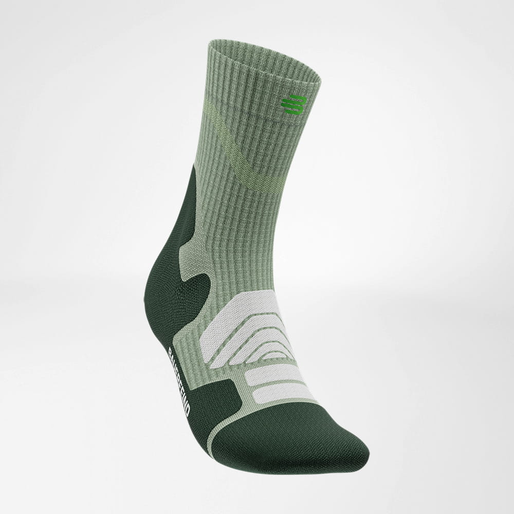 Funktional und stilvoll – ein Alleskönner! Schrägansicht der Merino Outdoor Socks, die das clevere Design und funktionale Highlights wie atmungsaktive Zonen und Verstärkungen betont. Ein Must-have für Outdoor-Enthusiasten.