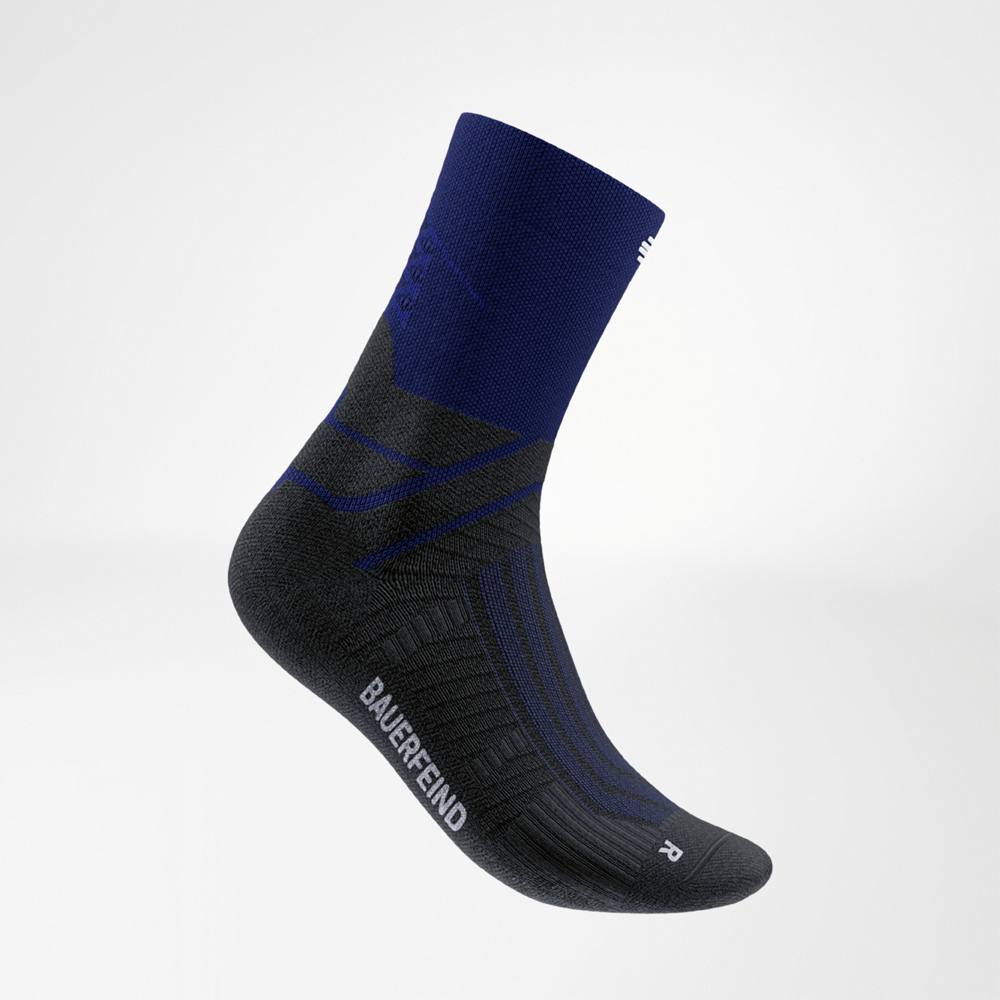 Seitliche Ansicht einer blau-schwarzen Midcut-Laufsocke von Bauerfeind mit betonten Stützzonen am Fußgewölbe. Die Kombination aus technischem Material und sportlichem Design sorgt für Dynamik und Komfort auf jeder Strecke.