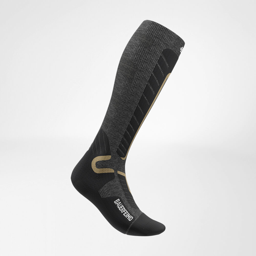 Skisocke Abfahrt mit Merinowolle grau Seitenansicht Seitenansicht des grauen  Sportsocken für Ski Alpine mit Merinowolle