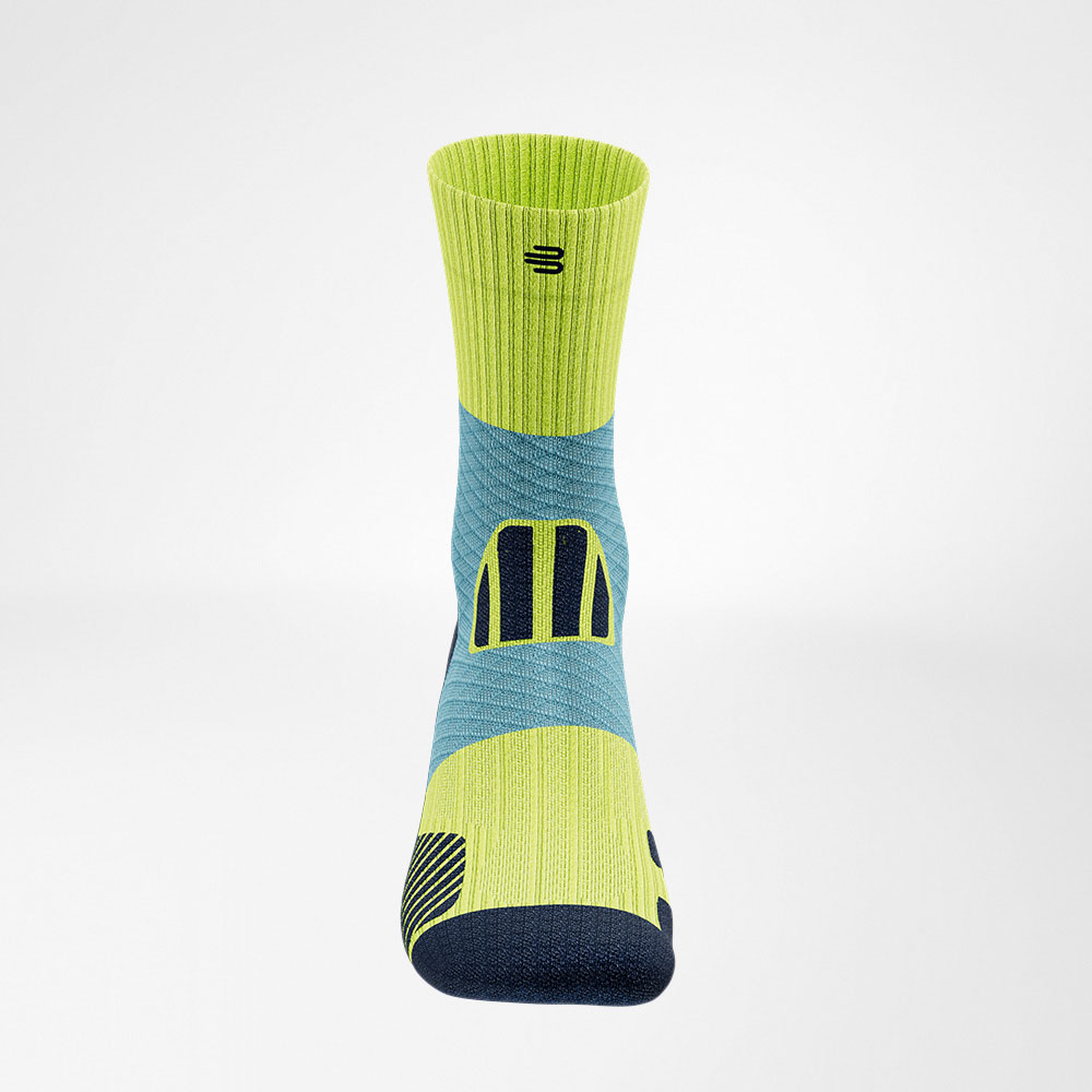 Mittellange Trailrun-Laufsocken blau-gelb Vorderansicht Vordere Gesamtansicht der blau-gelben mittellangen Trailrun - Laufsocken