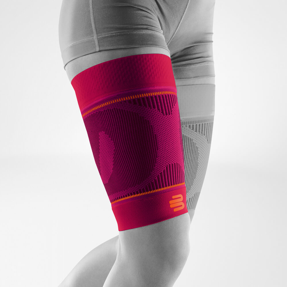 Oberschenkel Sleeves pink Vorderseite schräg Komplettansicht der pinken Oberschenkel Sport Sleeves am stilisierten grauen Bein