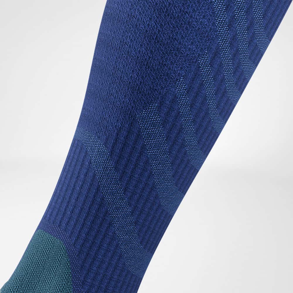 Merino-Wandersocken dunkelblau Detail Compression Zones Detailansicht des Wadenbereiches der Merino-Wandersocken in dunkelblau