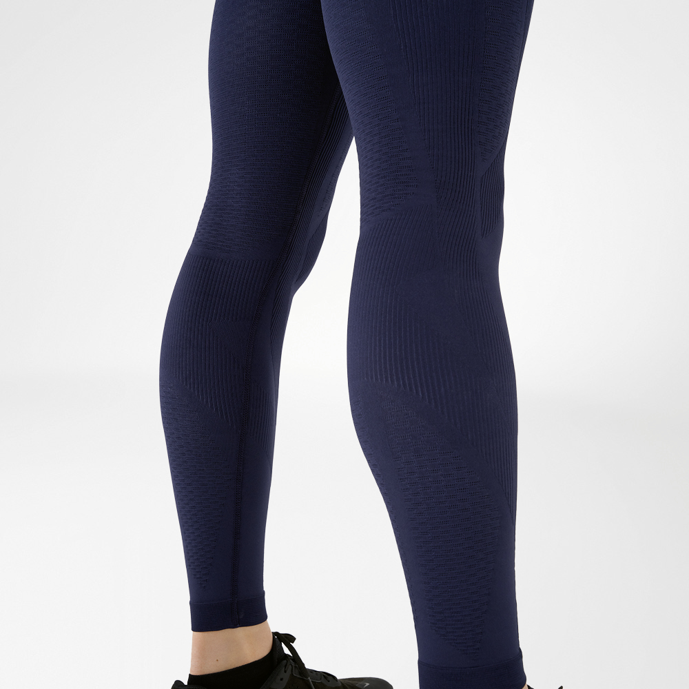 Marineblaue Tights für Herren Waden eines Mannes, welcher eine dunkelblaue Kompressionshose trägt