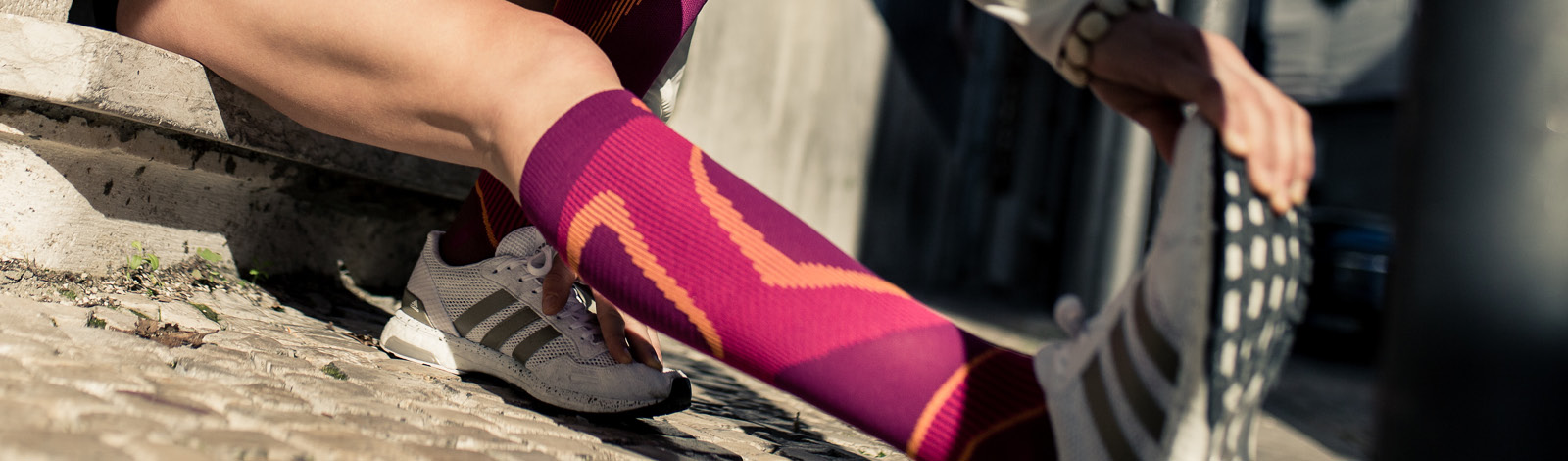 Wadendehnung mit langen Laufsocken in pink